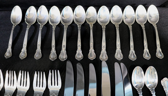 026h - 27 pieces of Gorham sterling flatware, Chantilly pattern
