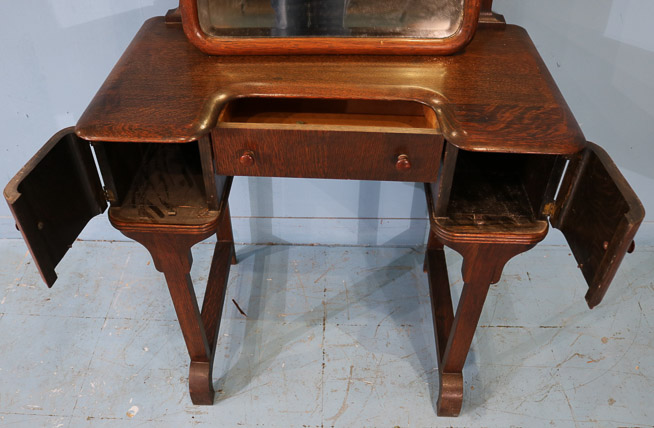 129c - Quarter sawn oak dressing table with adjustable mirror