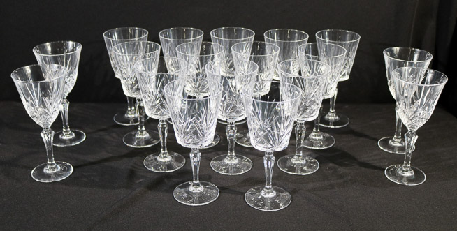 342a - 18 pieces of Crystal stemware 7 in. T.