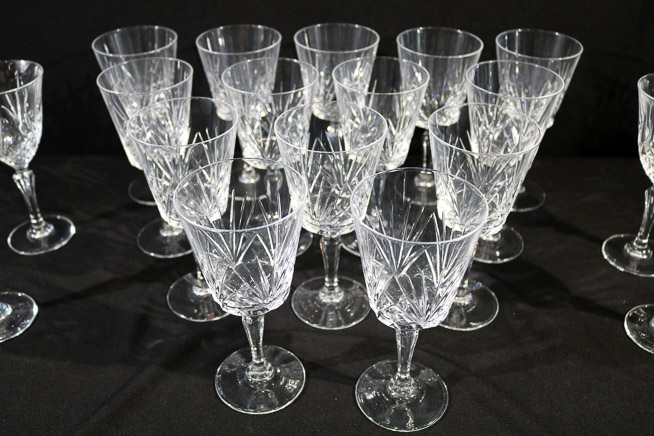 342b - 18 pieces of Crystal stemware 7 in. T.