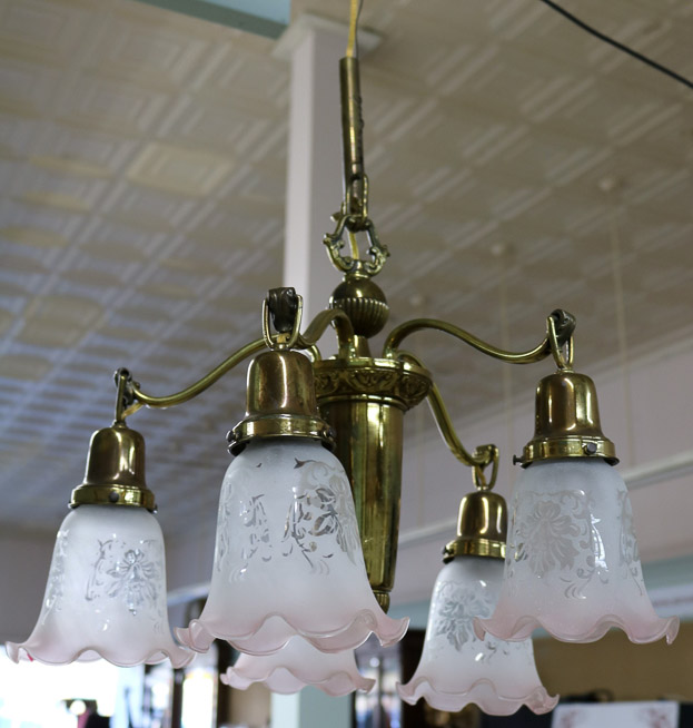 366a - 5 light brass hanging light fixture with extra shades