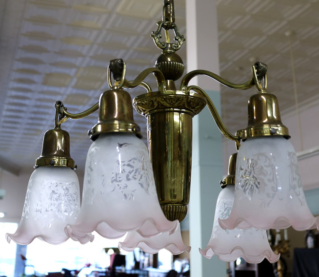 366b - 5 light brass hanging light fixture with extra shades