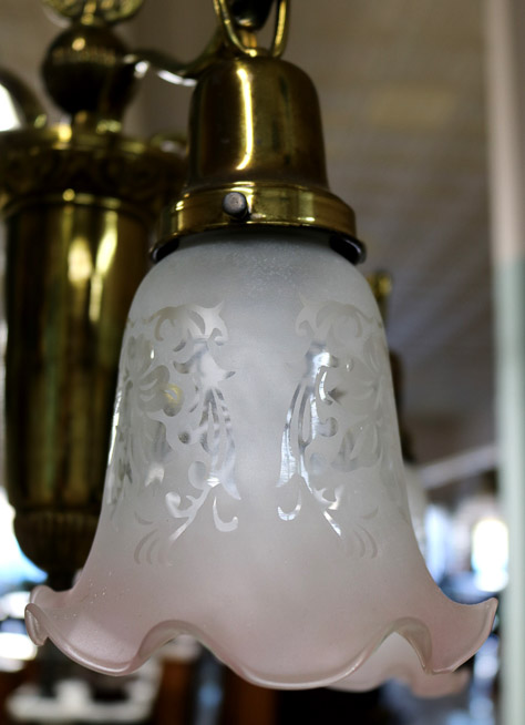 366d - 5 light brass hanging light fixture with extra shades