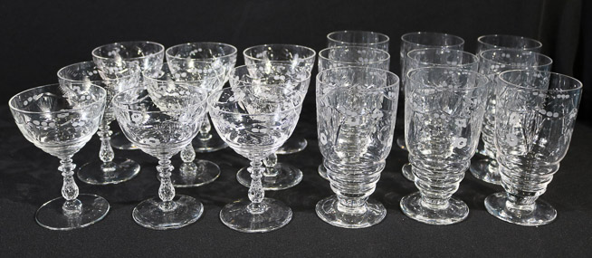 386a - Table full of etched crystal, 18 pieces