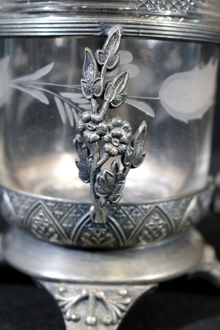 394c - Silver-plate Victorian sugar bowl with wasp on lid