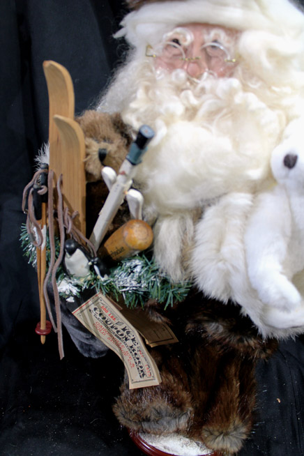 453b - Santa carrying a white bear with fur hat