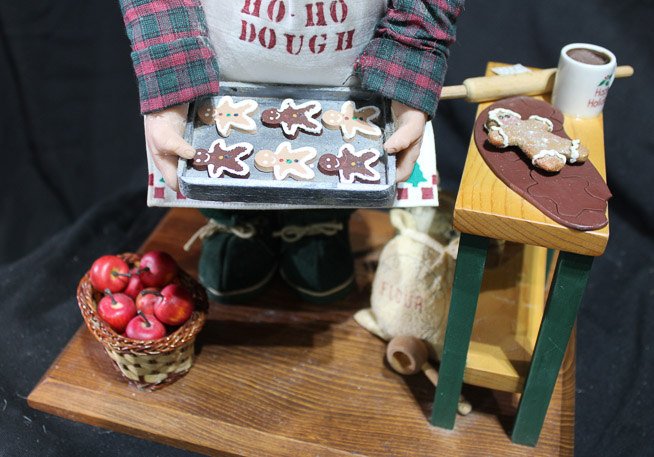 455b - Santa baking cookies, Ho-Ho Dough on wood base