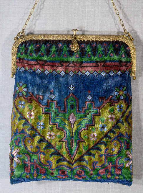 024b - 4 antique beaded purses in frame in shadow box frame, 31.5 x 25.5