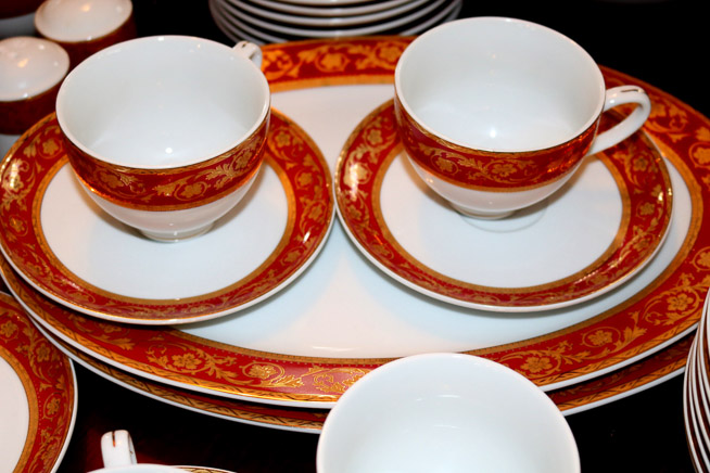 026c - 100 piece porcelain dinner set GNA with 16 dinner plates