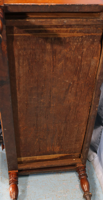 073e - TN cherry sugar chest with both dividers, drawer in the bottom and turned legs, all original, ca. 1820