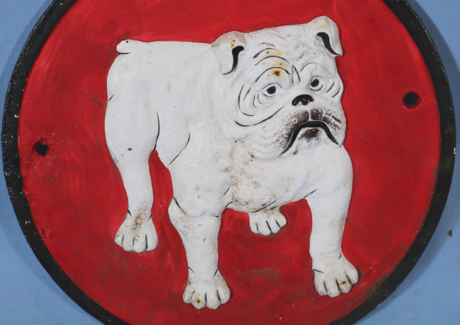 299b - Cast iron plate with  bulldog, 9.5 in. Dia.