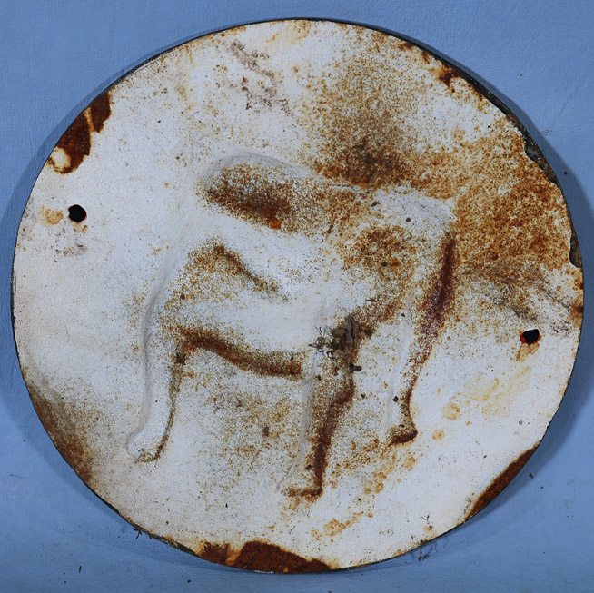 299c - Cast iron plate with  bulldog, 9.5 in. Dia.