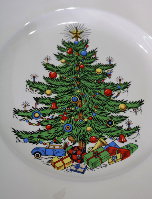 402b - 24 pieces of Christmas china and silver-plate items
