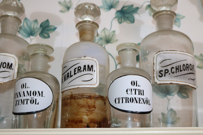 156b - 10 antique pharmacy bottles, T.K.E Drugs of Tupelo