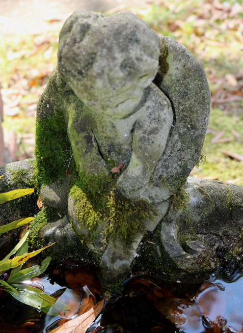 413b - Small concrete bird bath with an angel