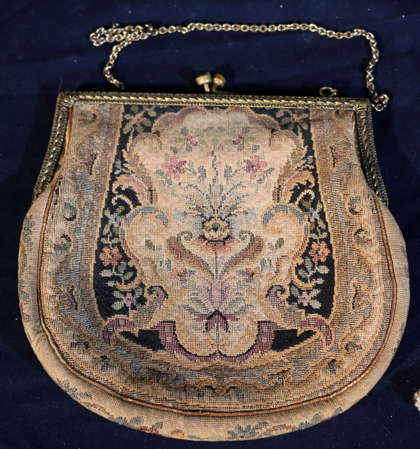 280b - 4 flapper purses with needlepoint, beading, and etc.