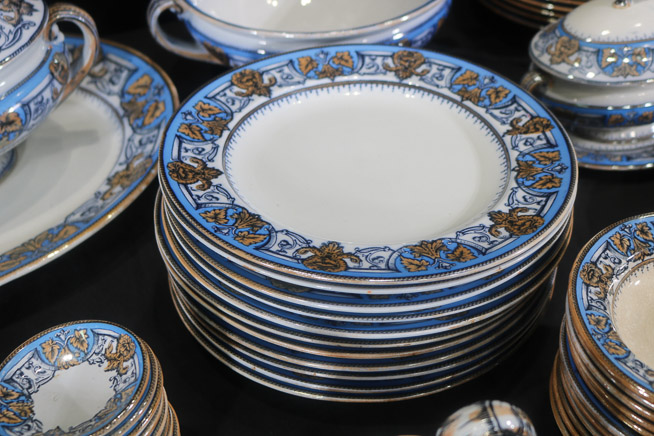 024c - 81 piece Blue Louvre porcelain dinner set, blue and gold-28