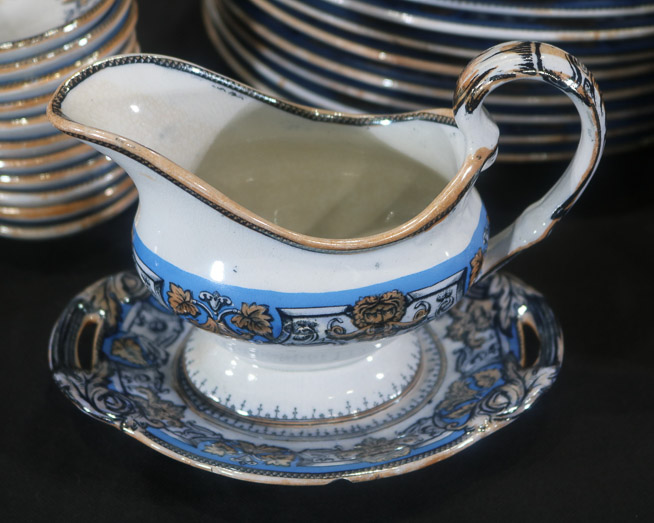 024e - 81 piece Blue Louvre porcelain dinner set, blue and gold-28