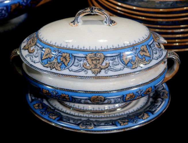 024f - 81 piece Blue Louvre porcelain dinner set, blue and gold-28