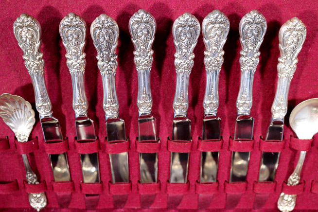 030Ab - Sterling silver flatware by Reed and Barton, Francis First pattern, 52 pieces in mahogany storage box-16