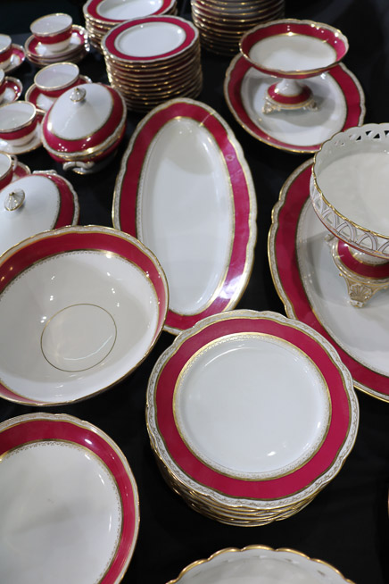 058h - Large 191 piece set of Old Paris dinnerware, deep burgundy and gold with large serving pieces, all in great condition-16