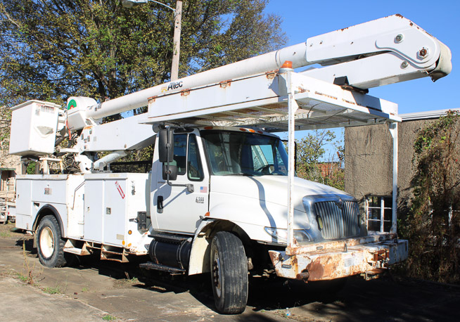 021a - 2005 International 4300 DT 466 bucket truck, has issues with spider gears but will crank and run