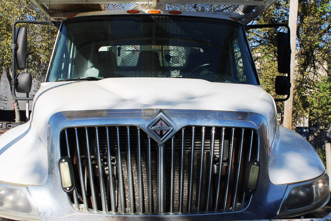 021b - 2005 International 4300 DT 466 bucket truck, has issues with spider gears but will crank and run