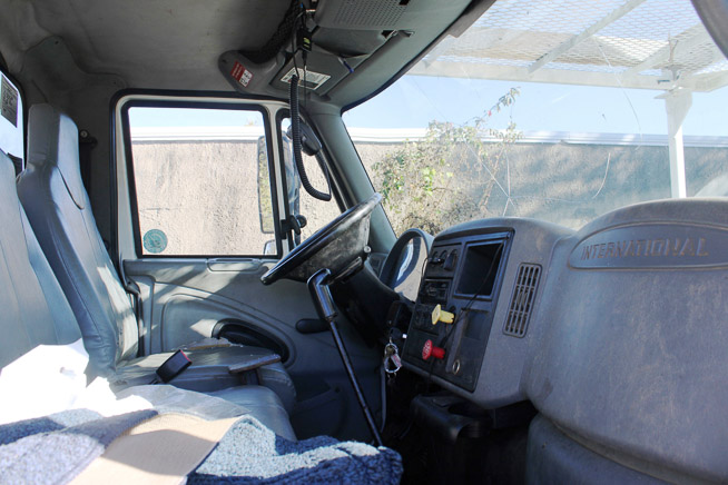 021d - 2005 International 4300 DT 466 bucket truck, has issues with spider gears but will crank and run