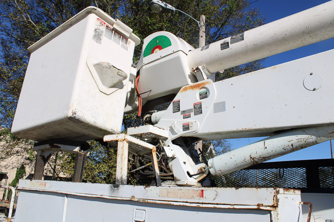 021f - 2005 International 4300 DT 466 bucket truck, has issues with spider gears but will crank and run