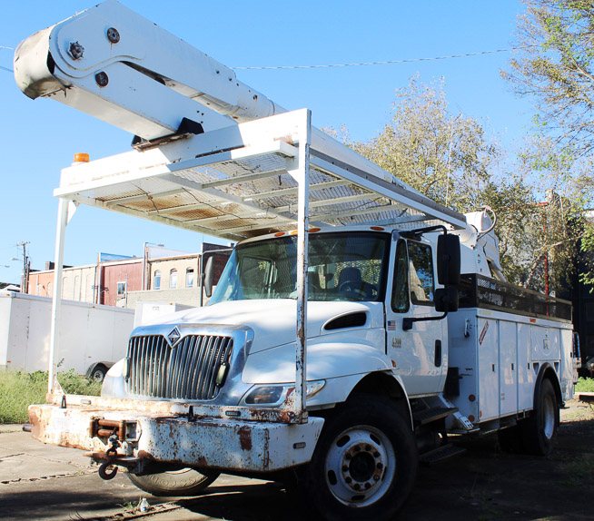 021g - 2005 International 4300 DT 466 bucket truck, has issues with spider gears but will crank and run