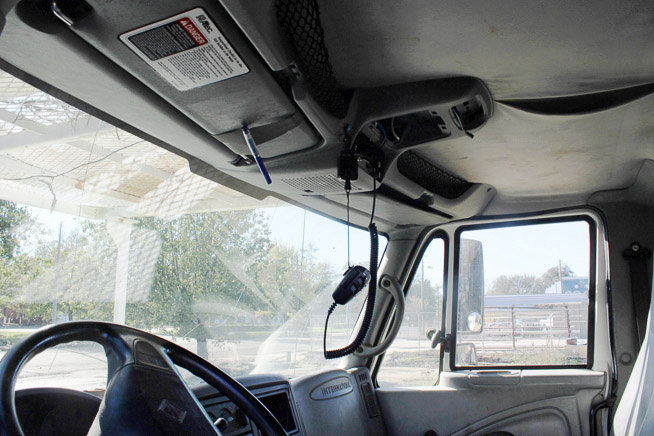 021h - 2005 International 4300 DT 466 bucket truck, has issues with spider gears but will crank and run