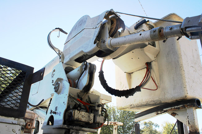 021i - 2005 International 4300 DT 466 bucket truck, has issues with spider gears but will crank and run