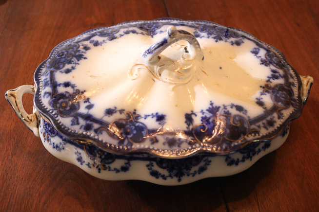 003a - Single early English flo blue covered bowl with double handles, 4 in. T,13 in. H-H