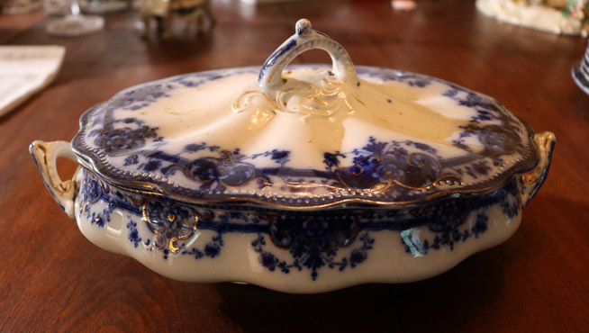 003c - Single early English flo blue covered bowl with double handles, 4 in. T,13 in. H-H