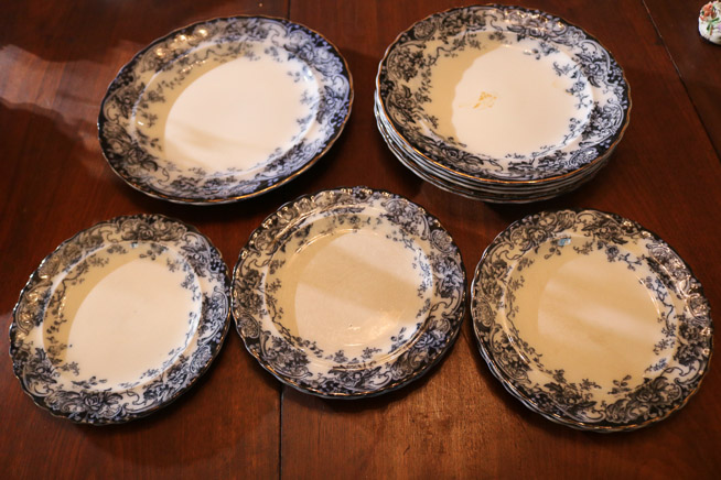 018d - Old antique English flo blue dishes, 11 R.