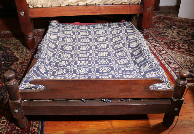 090a - Mahogany Empire tunnel bed, 47 x 63