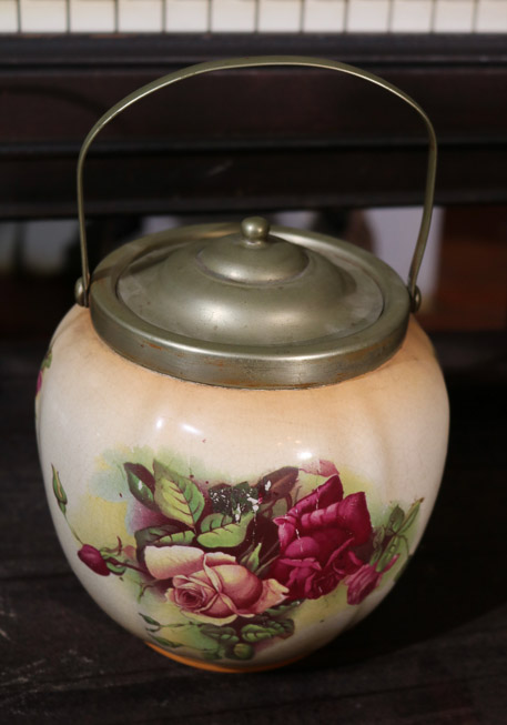 291a - Single hand painted English biscuit jar