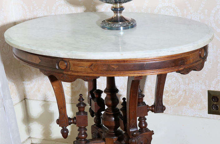 092c - Walnut Victorian oval parlor table with finial, 34 in. W, 28.5 in. T, 26.5 in. D.
