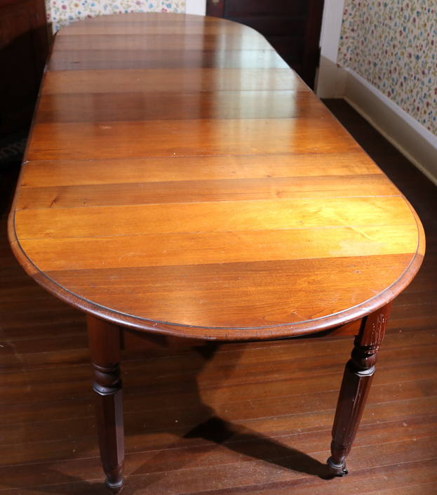 102b - Walnut Victorian banquet table with 6 leaves, 45 in. W, 9 ft. 10.5 in. L, 29 in. T.