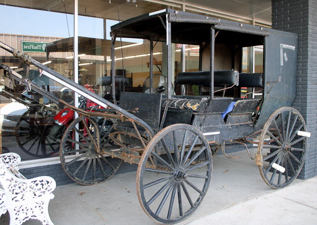 024a - Amish family buggy with brakes and leaf suspension