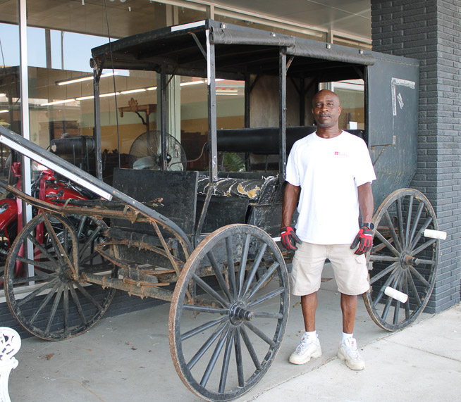 024b - Amish family buggy with brakes and leaf suspension