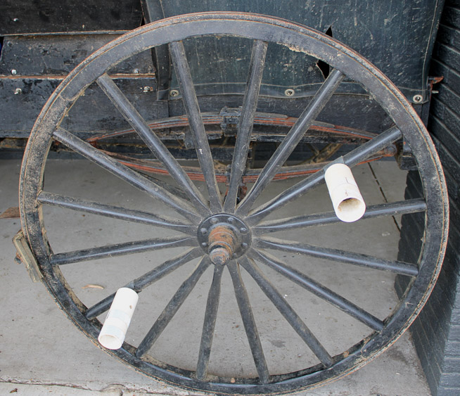 024c - Amish family buggy with brakes and leaf suspension