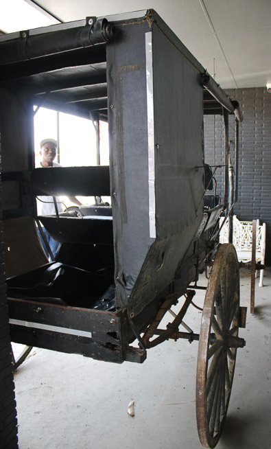 024d - Amish family buggy with brakes and leaf suspension