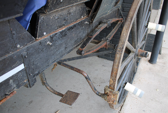 024e - Amish family buggy with brakes and leaf suspension
