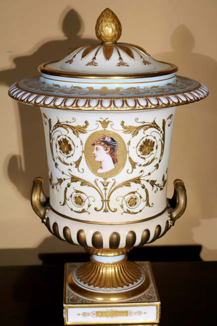 002a - Old Paris heavy porcelain capped urn with double handles, 19 in. T, 12 in. R.