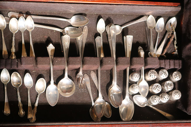 222b - Miscellaneous sterling flatware in box