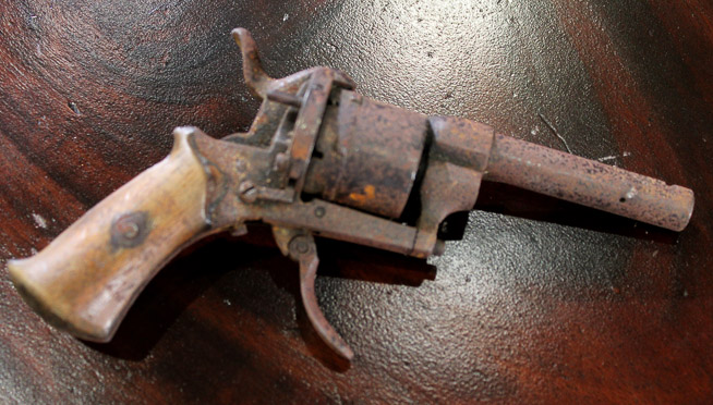 022a - Small very old boot gun, needs restoration