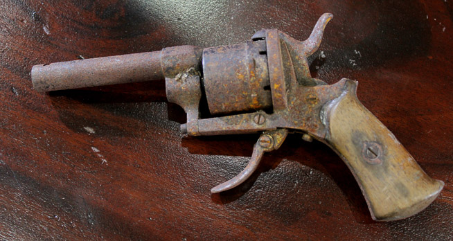 022b - Small very old boot gun, needs restoration