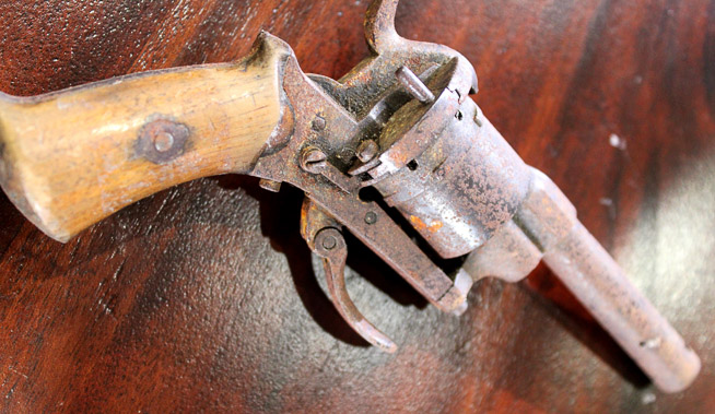 022d - Small very old boot gun, needs restoration