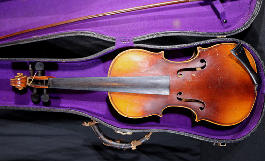 239b - Old violin in case with bow, no strings